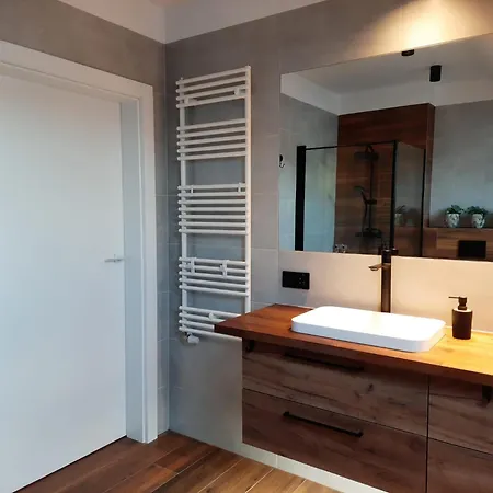 Uroczy Z Dostępnym Parkingiem I Ogrodem *