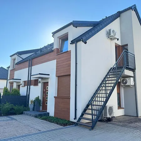 Uroczy Z Dostępnym Parkingiem I Ogrodem