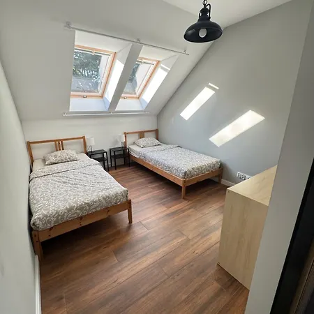 Uroczy Z Dostępnym Parkingiem I Ogrodem