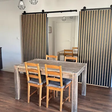 Uroczy Z Dostępnym Parkingiem I Ogrodem Apartament Szczytniki (Poznan)