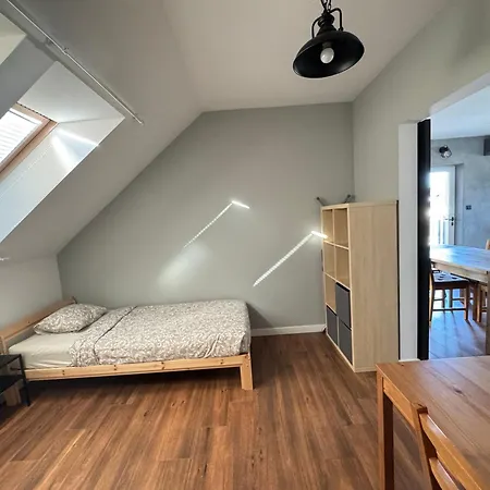 Uroczy Z Dostępnym Parkingiem I Ogrodem