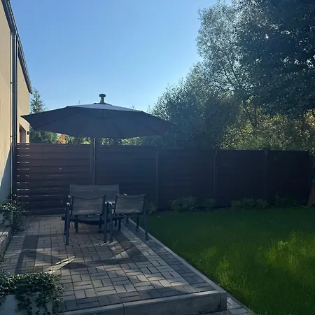 Uroczy Z Dostępnym Parkingiem I Ogrodem Apartament Szczytniki (Poznan)