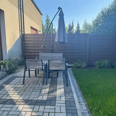 Uroczy Z Dostępnym Parkingiem I Ogrodem