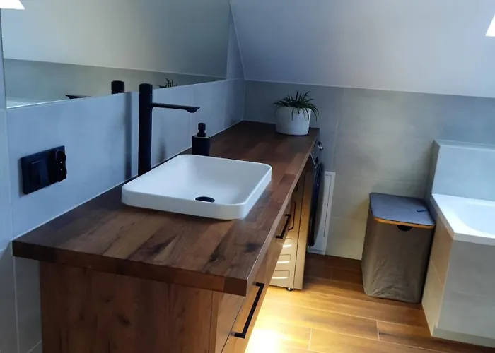 Uroczy Z Dostepnym Parkingiem I Ogrodem Szczytniki (Poznan)