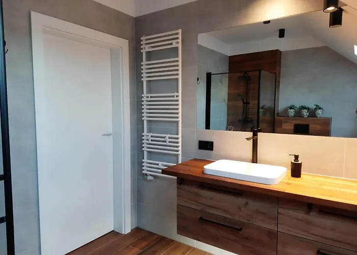 Uroczy Z Dostepnym Parkingiem I Ogrodem *