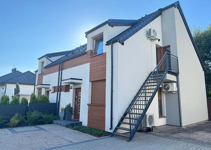 Uroczy Z Dostepnym Parkingiem I Ogrodem