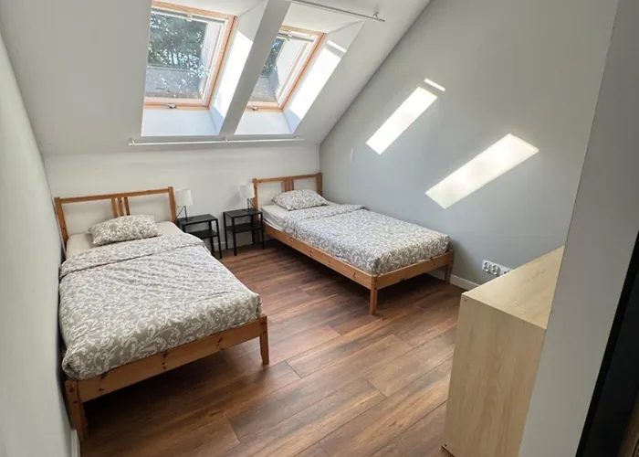 Uroczy Z Dostepnym Parkingiem I Ogrodem