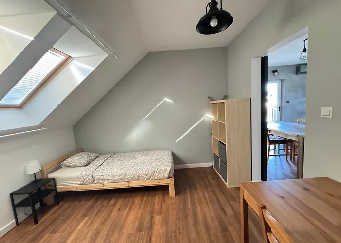 Uroczy Z Dostepnym Parkingiem I Ogrodem