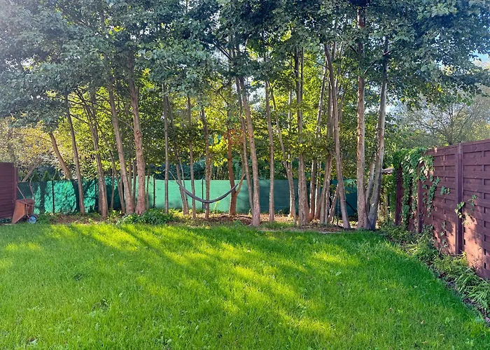 Uroczy Z Dostepnym Parkingiem I Ogrodem