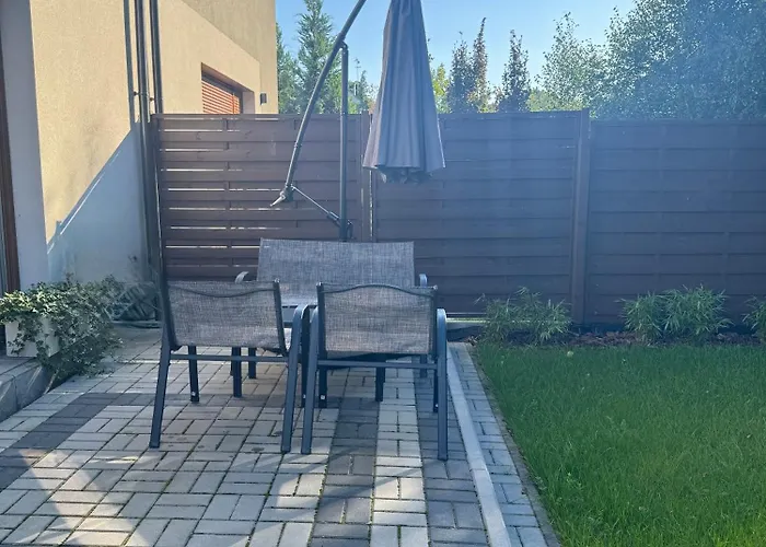 Uroczy Z Dostepnym Parkingiem I Ogrodem